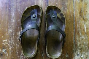 Якщо потемніли устілки сандалій – додайте у воду це і помийте їх