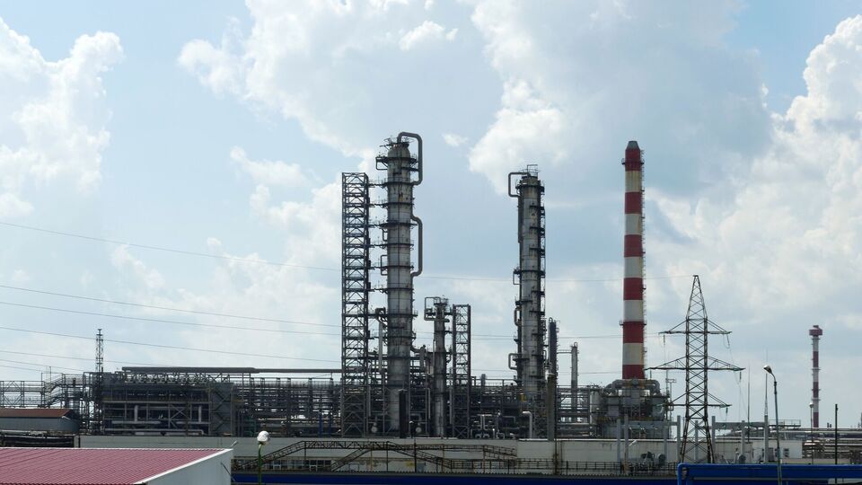 Один із найбільших НПЗ Росії зупинився після атаки дронів – Reuters