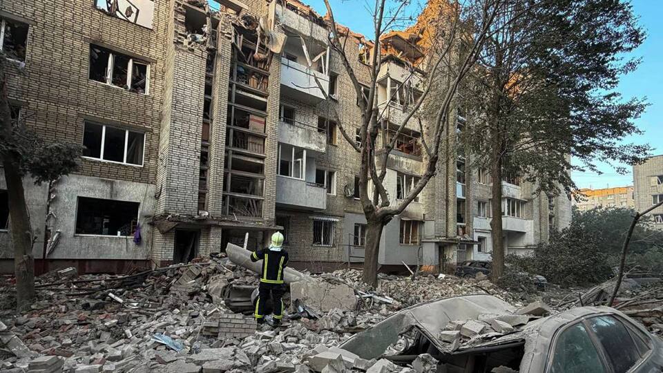 "Під руїнами є люди". РФ завдала ракетного удару по Львову, десятки постраждалих