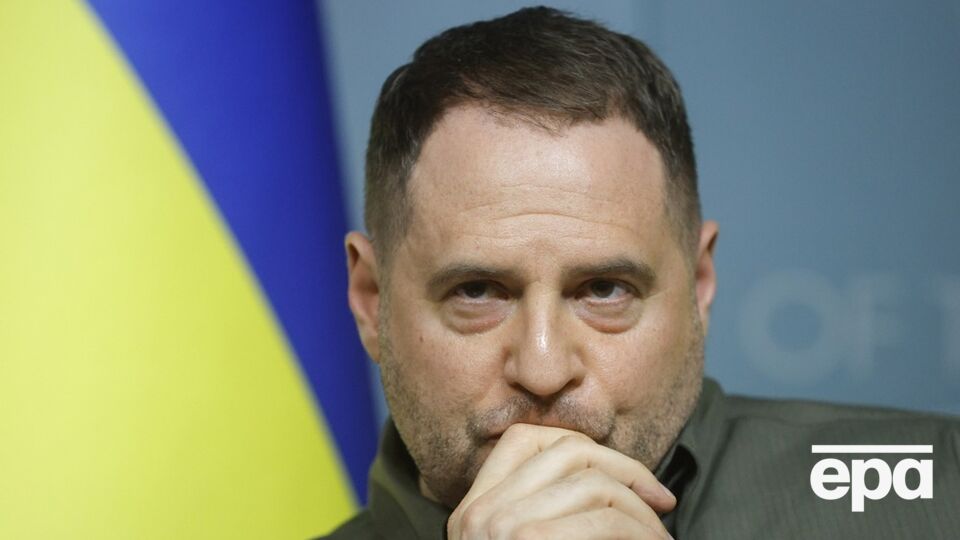 ЗМІ обговорюють дозвіл, за яким Єрмак їздив нібито на зустріч із Сирським. Ексглава ОП випустив заяву