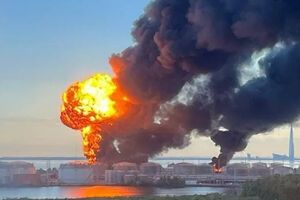 "Родина путинского страха". После ударов по Санкт-Петербургу горят порт и нефтяной терминал. Фото, видео