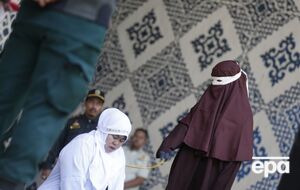 Місцеві поскаржилися. Чому в Індонезії молоду пару публічно відшмагали палицями за поцілунок у TikTok