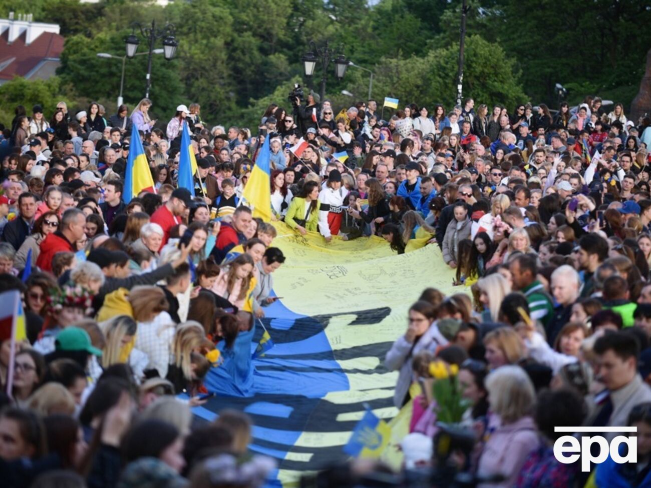 "Що робити з цими людьми?" У Польщі тисячі українських біженців можуть втратити житло
