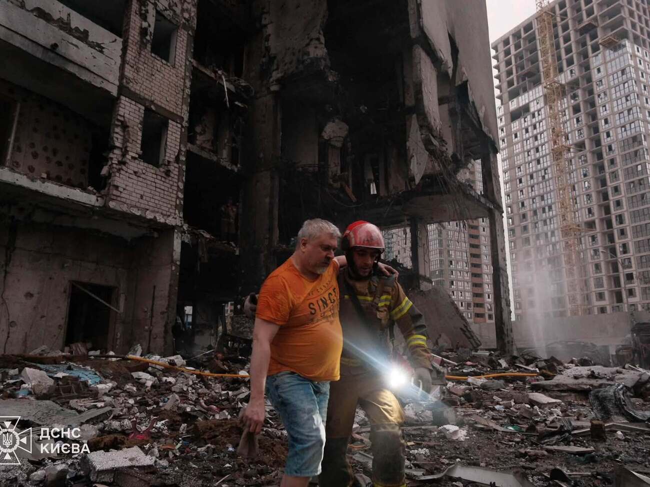 У Києві багато загиблих і десятки поранених унаслідок обстрілу з боку РФ. В області триває детонація вибухових речовин