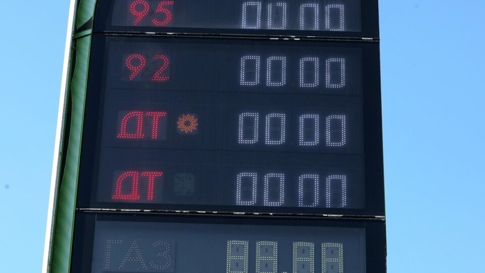 Мосбиржа обвалилась до трехлетнего минимума из-за "сложной геополитической ситуации"