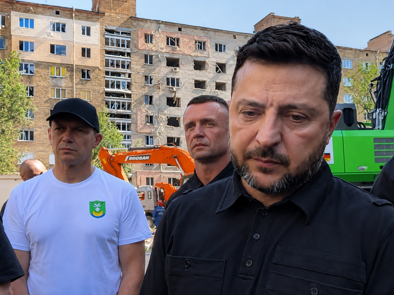 Украинка прямо в глаза сказала Зеленскому, что о нем думает. Реакция президента попала на видео