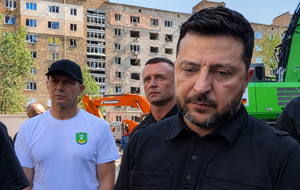 Украинка прямо в глаза сказала Зеленскому, что о нем думает. Реакция президента попала на видео