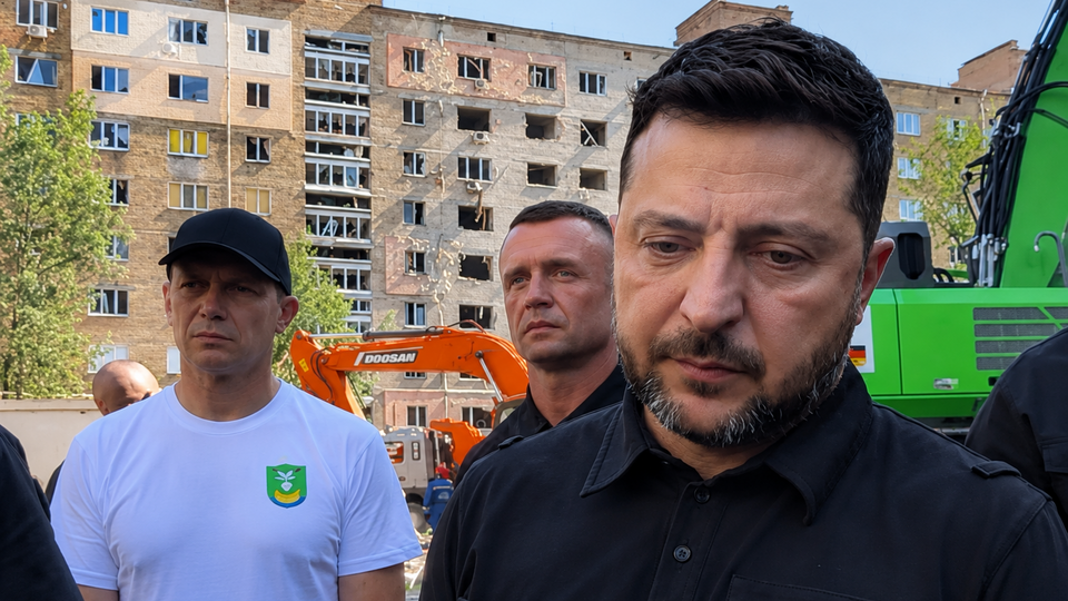 Украинка прямо в глаза сказала Зеленскому, что о нем думает. Реакция президента попала на видео