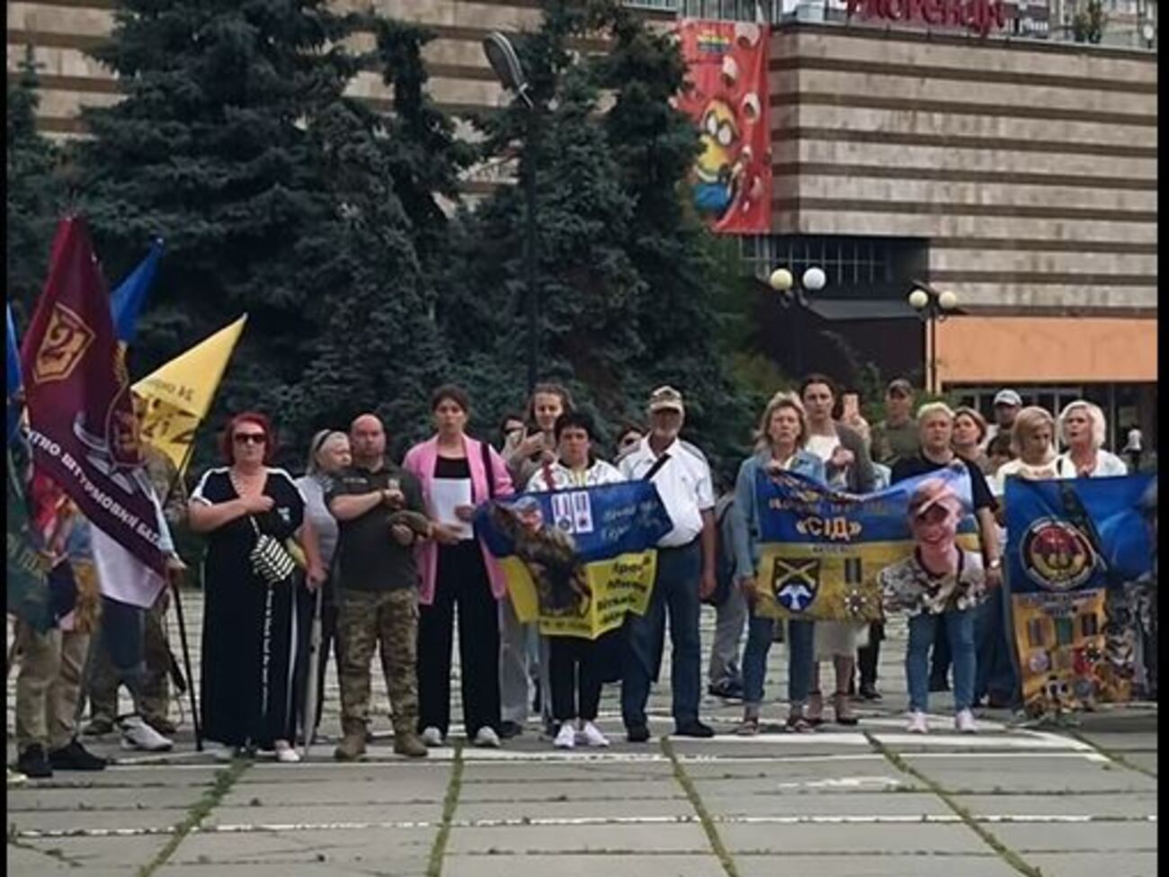 "Спаплюжив пам'ять героїв." Учасники мітингу закликали президента звільнити очільника Деснянської РДА Бахматова
