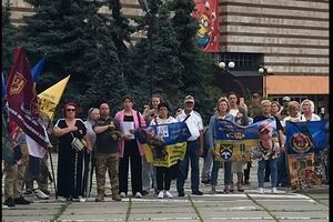 "Осквернил память героев". Участники митинга призвали президента уволить главу Деснянской РГА Бахматова