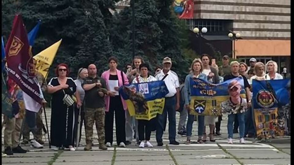 "Спаплюжив пам'ять героїв." Учасники мітингу закликали президента звільнити очільника Деснянської РДА Бахматова