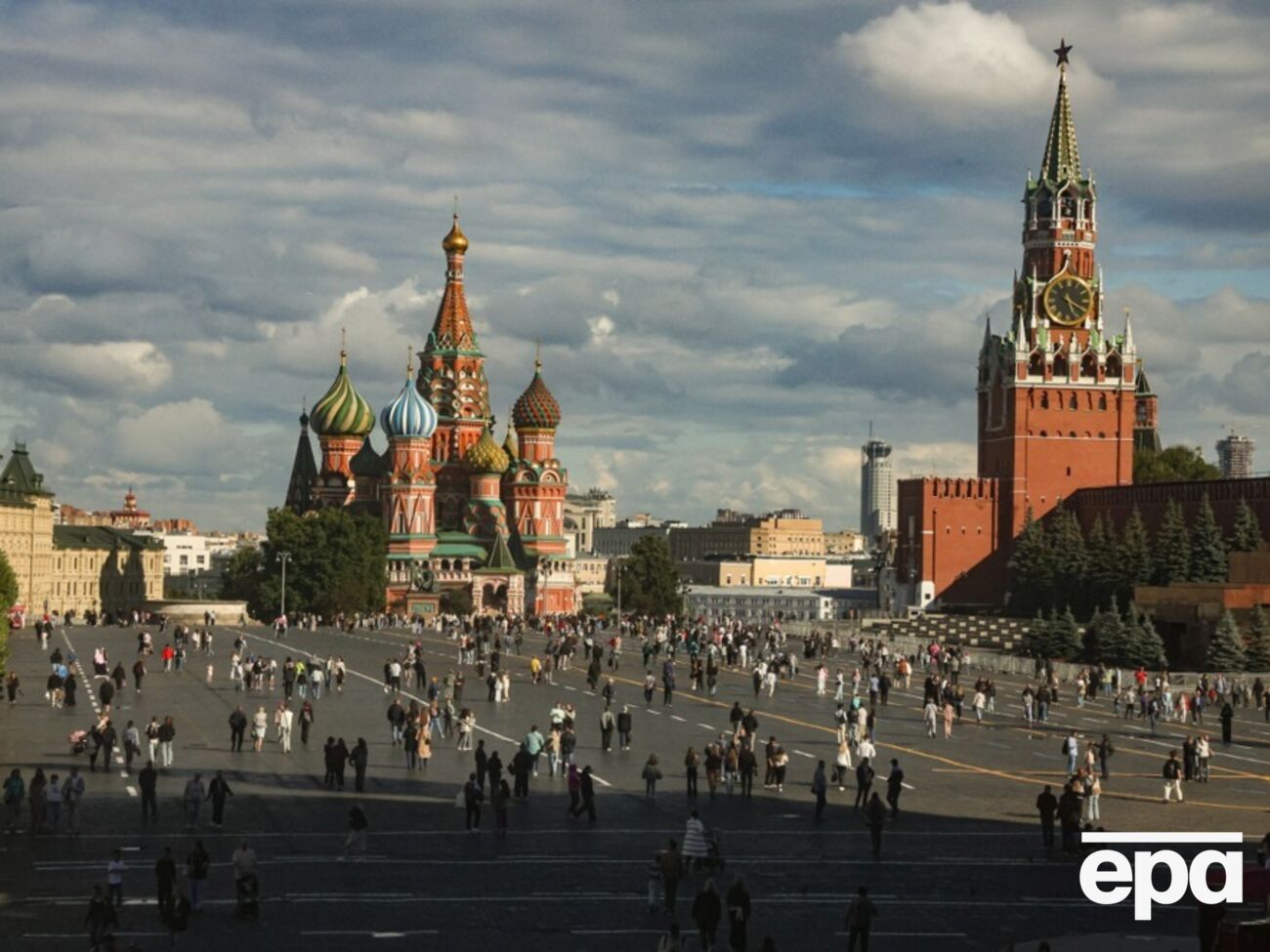 Ночью Красную площадь оцепили около 10 пожарных, "скорые" и полиция. Что известно