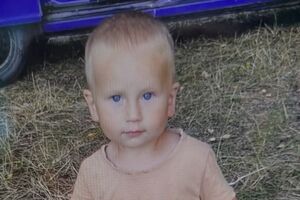 Русяве волосся, блакитні очі, світла футболка й темні штани. У Житомирській області шукають зниклу дитину. Фото