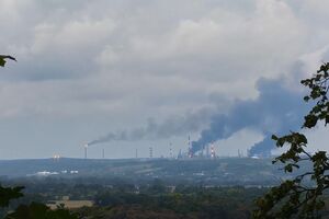 В Уфе после атаки горит НПЗ крупнейшего комплекса РФ. Глава Башкортостана объявил о "задымлении"
