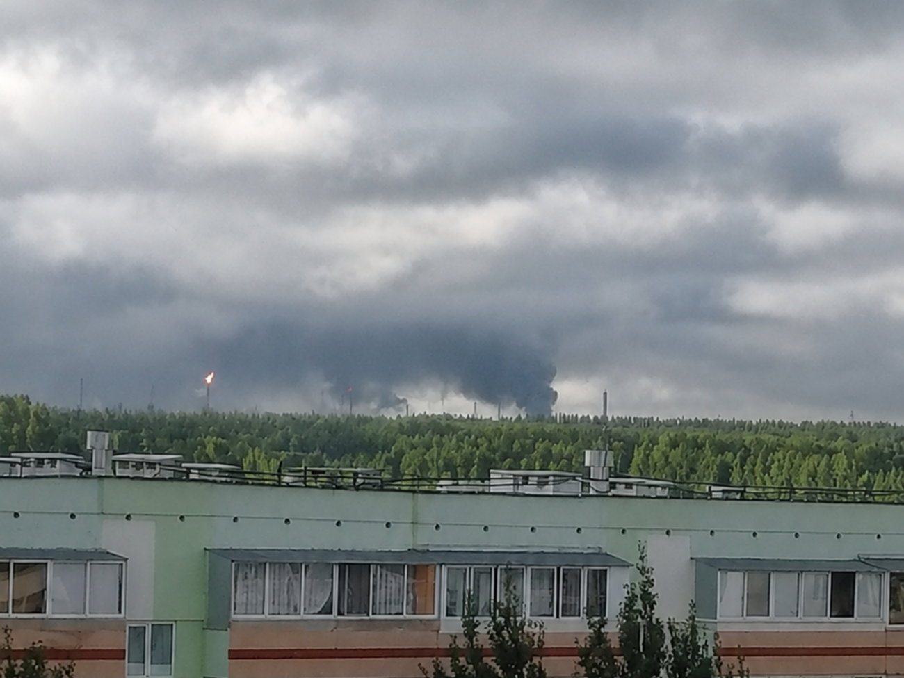 Понад 450 дронів атакували РФ уночі. Летіли й на Москву, у Татарстані спалахнула пожежа. Відео 