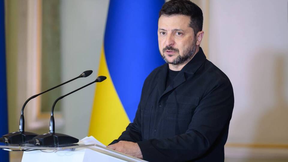 Зеленський – на четвертому місці рейтингу довіри українців. Хто лідирує – соцопитування