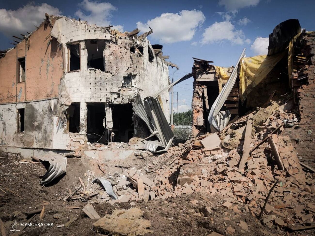 РФ скинула чотири бомби на Суми. Загинув чоловік, який проїжджав поруч