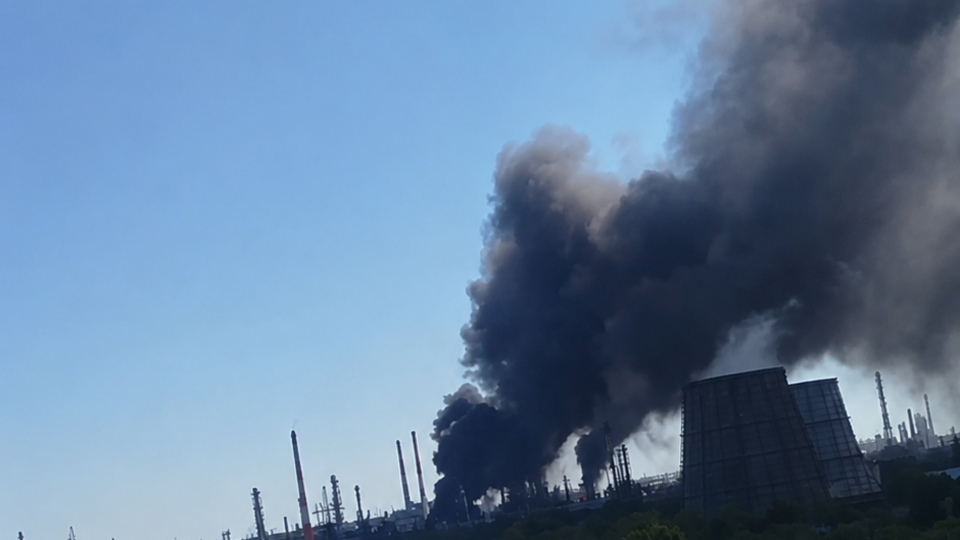 "Елки-палки, что творится". Украина поразила один из крупнейших НПЗ РФ. Фото, видео