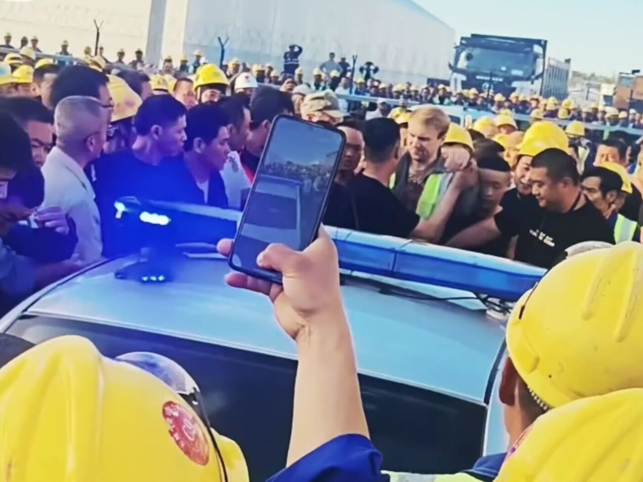У Росії понад тисяча китайських робітників влаштували протест і оточили автомобіль силовиків. Відео