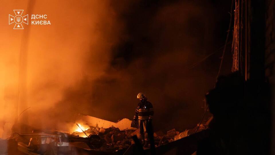 РФ уночі вдарила по Україні балістикою. Є загиблі у Запоріжжі, у Києві – влучання біля дитячої лікарні