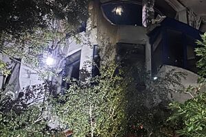 Одесу атакували дрони, один із них влетів у багатоквартирний будинок. Фото