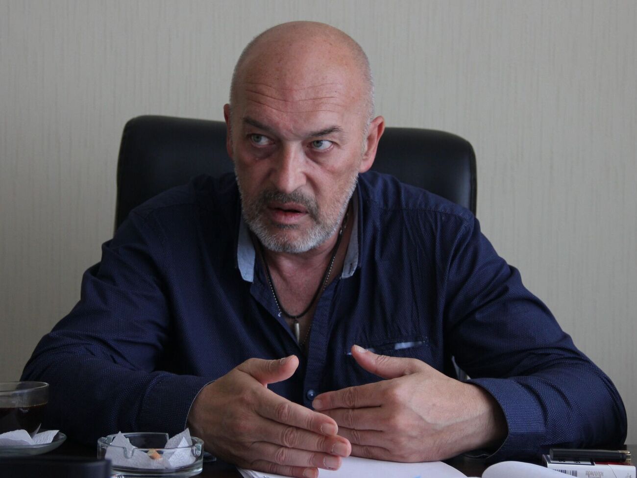 Невже ніхто не перевірив документи людини, якій віддавали під контроль фінансову систему держави? Чи все перевірили – й усіх усе влаштувало?