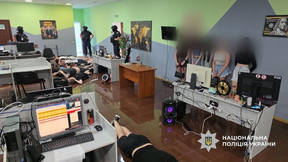 В Україні припинили роботу майже сотні шахрайських колцентрів. Як вони працювали