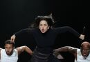 Известная певица получила неожиданно букетом по лицу. Ее реакция вызвала громкие овации. Видео