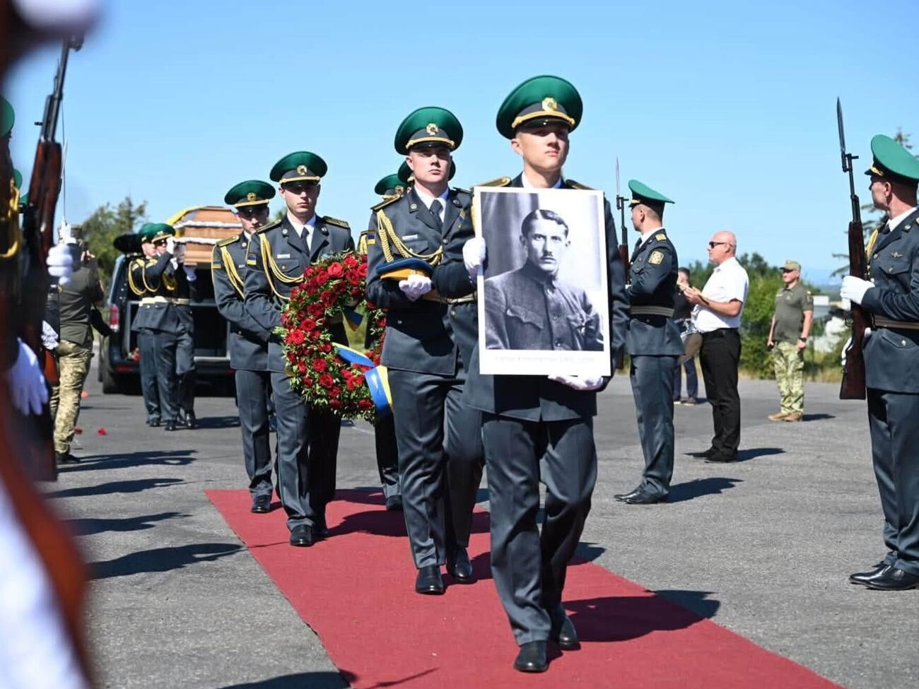 Прах Євгена Коновальця прибув в Україну. Фото