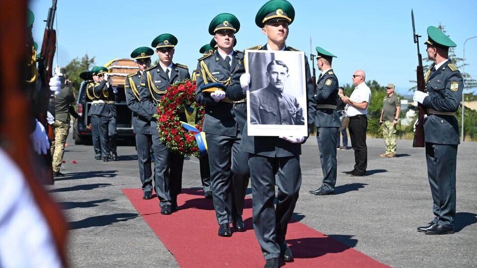 Прах Євгена Коновальця прибув в Україну. Фото