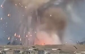 Столб огня в небо и мощная волна. На заводе боеприпасов в Италии произошел взрыв. Он попал на видео