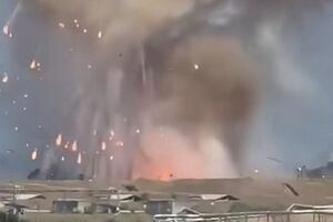 Стовп вогню в небо і потужна хвиля. На заводі боєприпасів в Італії стався вибух. Він потрапив на відео