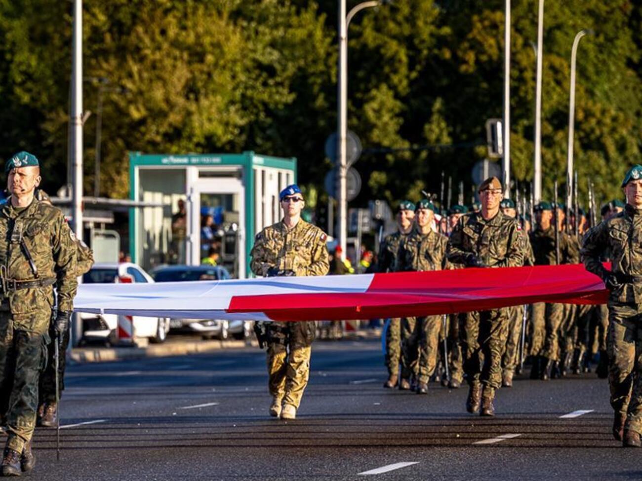 Найбільший військовий парад у Польщі відбудеться без України. Чому історик заявив про зраду