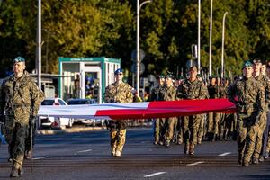 Найбільший військовий парад у Польщі відбудеться без України. Чому історик заявив про зраду