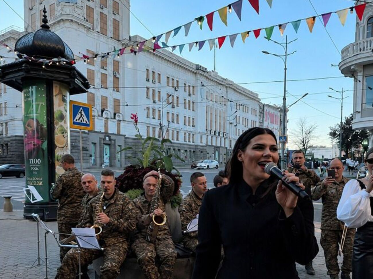 "Твій незламний Харків, Казочко!" Заріцька "запалила" в центрі рідного міста зі своїми хітами. Відео