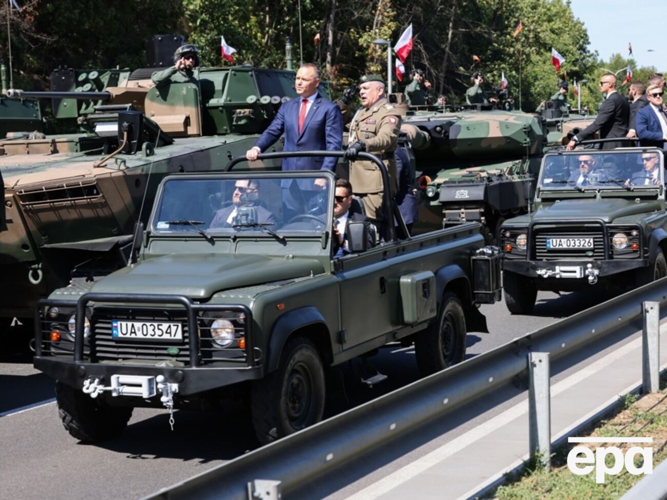 Польща масштабним парадом святкує День збройних сил. Фото, відео
