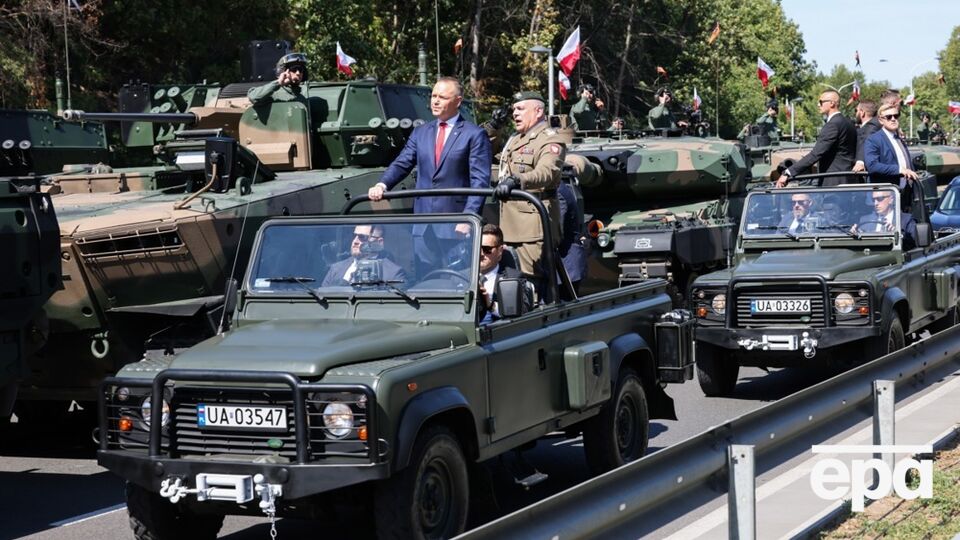 Польща масштабним парадом святкує День збройних сил. Фото, відео