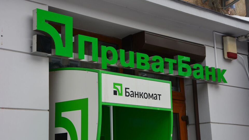 У роботі "ПриватБанку" стався масштабний збій. Що треба знати