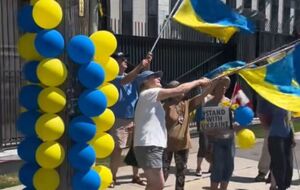 Жителі Канади додали роботи працівнику посольства РФ, який лопав синьо-жовті кульки. Тепер там гірлянди. Відео