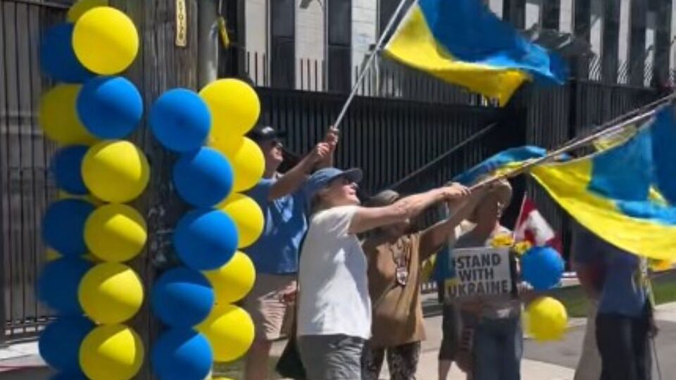 Жителі Канади додали роботи працівнику посольства РФ, який лопав синьо-жовті кульки. Тепер там гірлянди. Відео