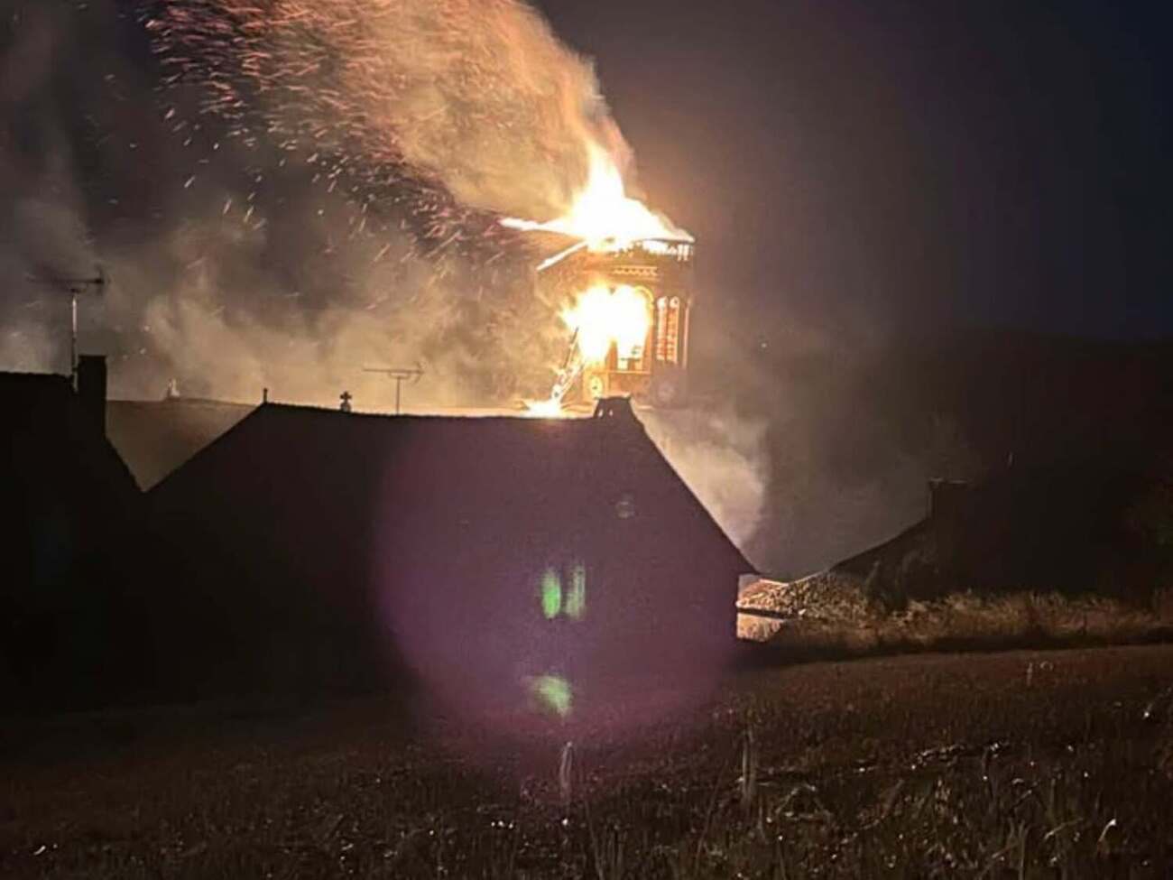 Блискавка влучила у 41-метрову дзвіницю церкви у Франції, спалахнула пожежа. Відео