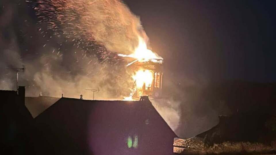 Молния попала в 41-метровую колокольню церкви во Франции, вспыхнул пожар. Видео