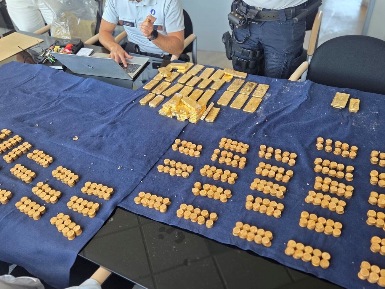Випадкова знахідка на €9 млн. У Бельгії будівельники знайшли замуроване в стіну золото. Фото