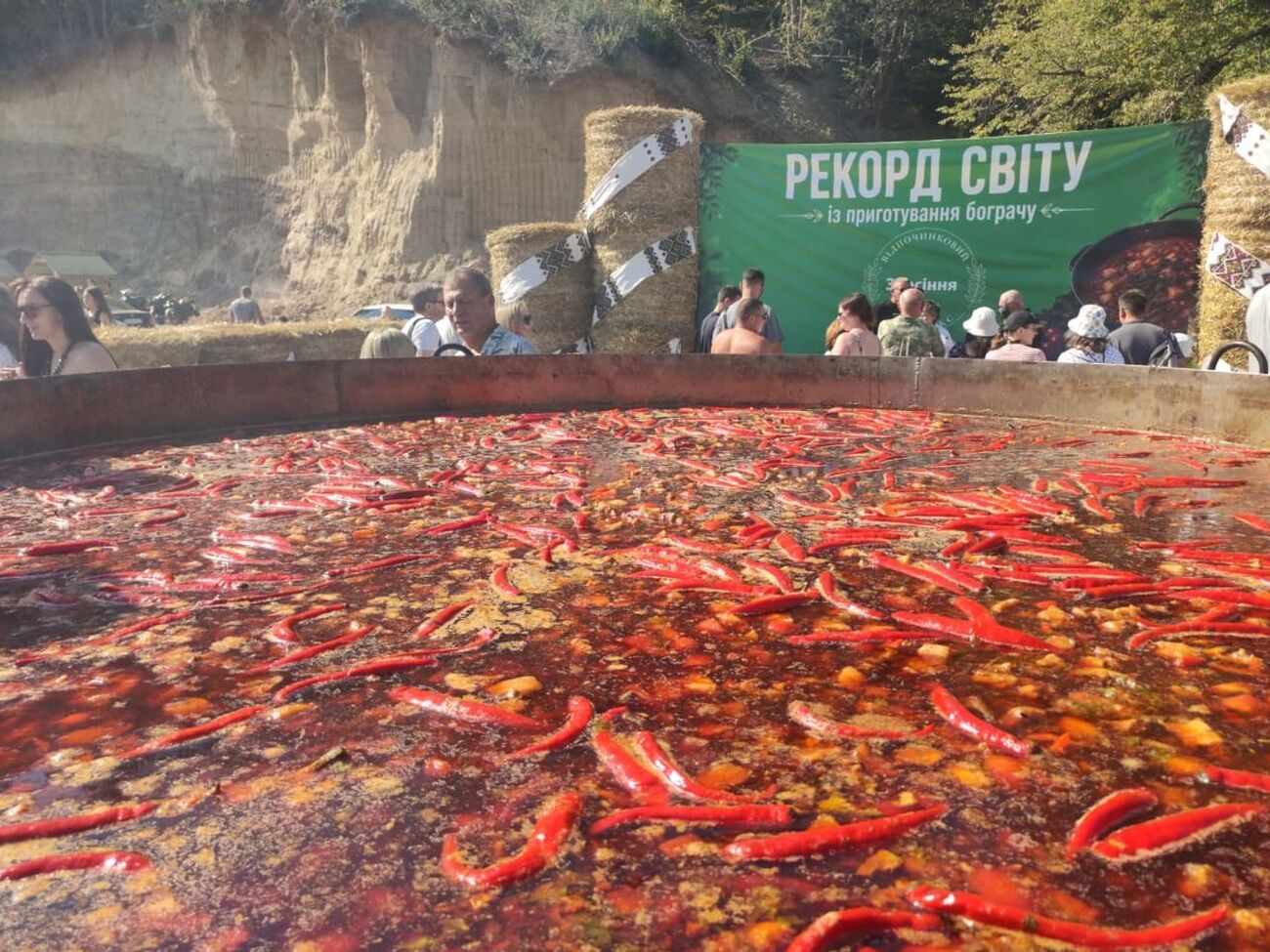 Казан на понад три тонни із 600 кг м’яса: в Україні зварили рекордну порцію бограча. Фото