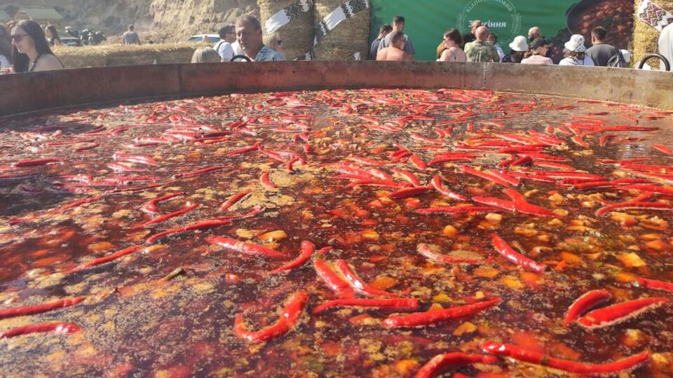 Казан на понад три тонни із 600 кг м'яса: в Україні зварили рекордну порцію бограча. Фото