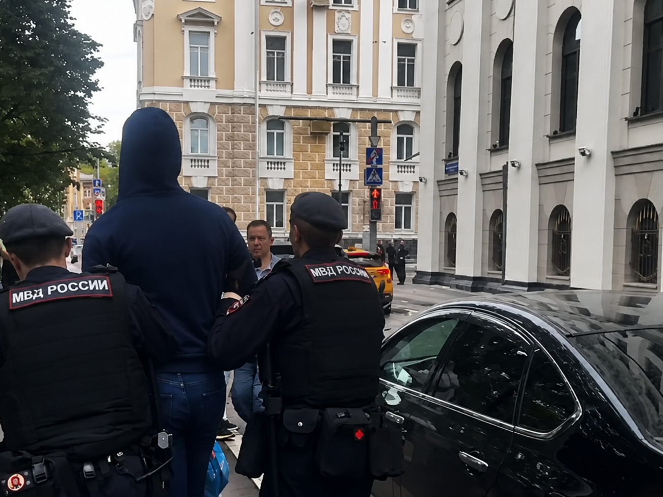 У РФ розглядають апеляцію "Яблока" на зняття з виборів. Біля суду затримали десятки людей. Відео