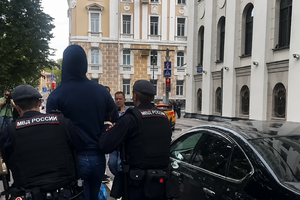 В РФ рассматривается апелляция "Яблока" на снятие с выборов. Около суда задержано десятки человек. Видео