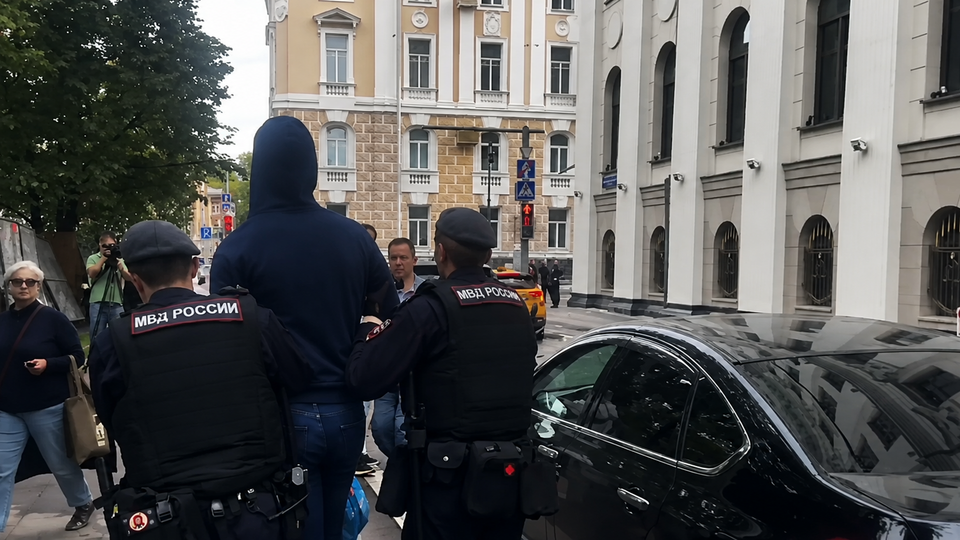 У РФ розглядають апеляцію "Яблока" на зняття з виборів. Біля суду затримали десятки людей. Відео