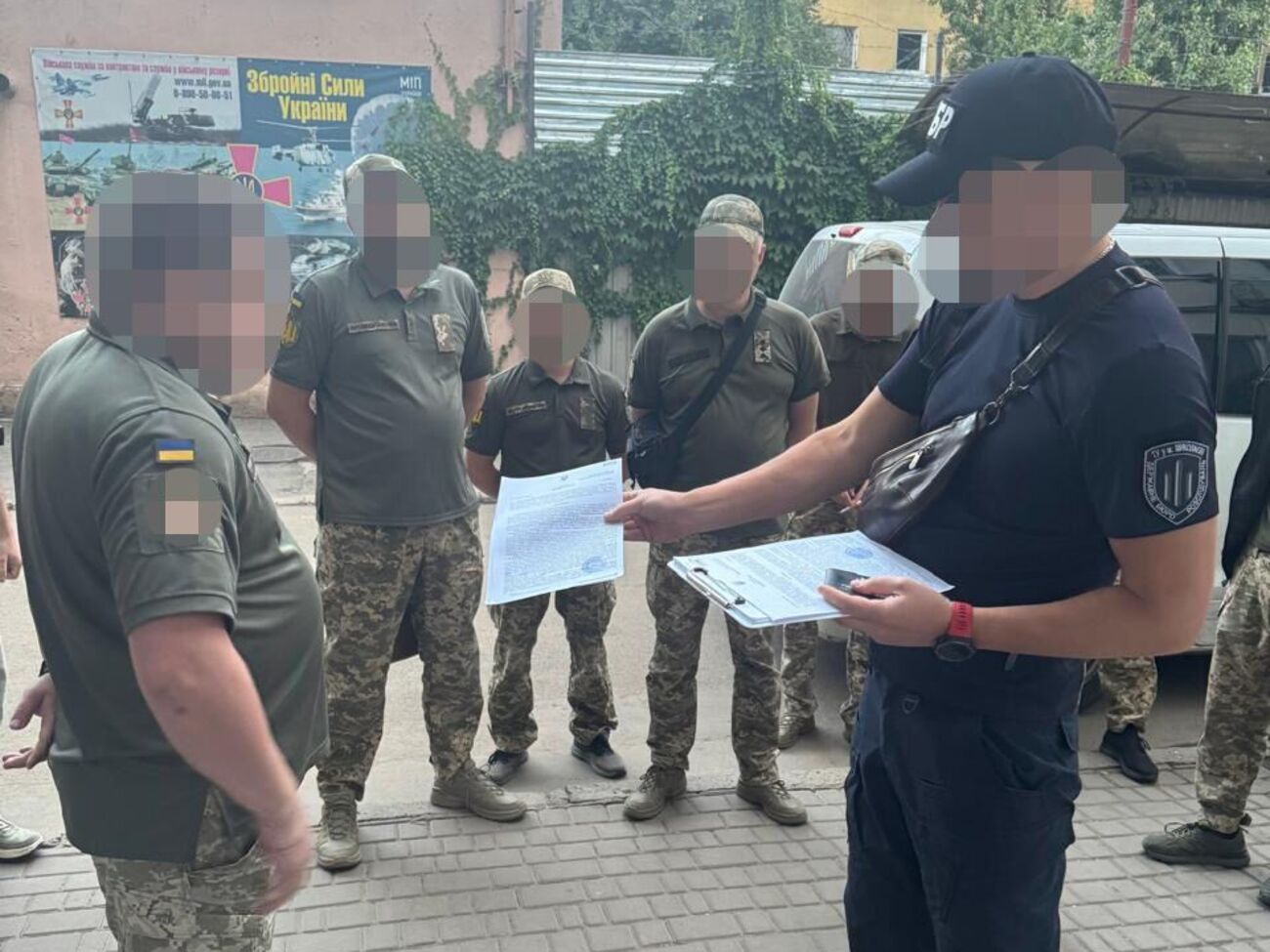"Дуй, пакуй і комплектуй". 10 співробітників ТЦК в Одесі дістали підозри через 15 епізодів насильства