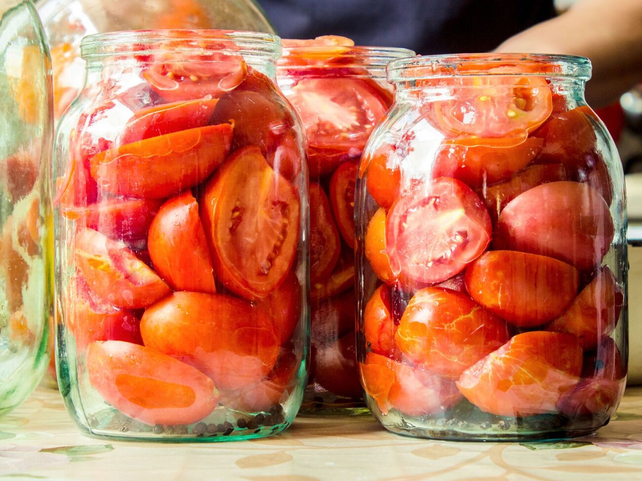 Эта заготовка станет любимой. Вкусные и пикантные консервированные помидоры